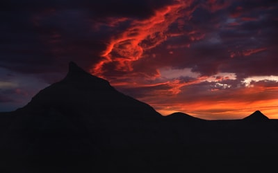 在夕阳山的轮廓
